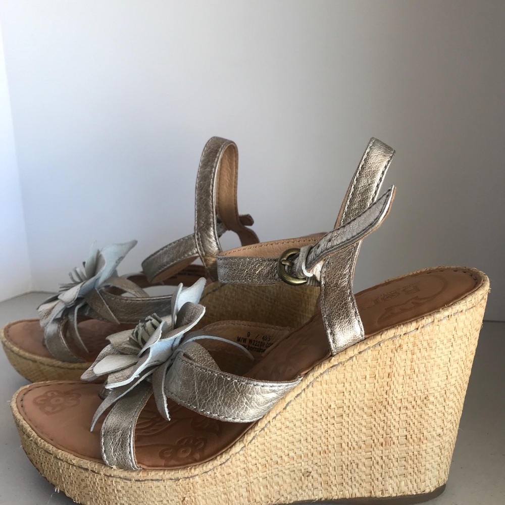 New Born Gold Metallic Strappy Wedge Heels Sz 9